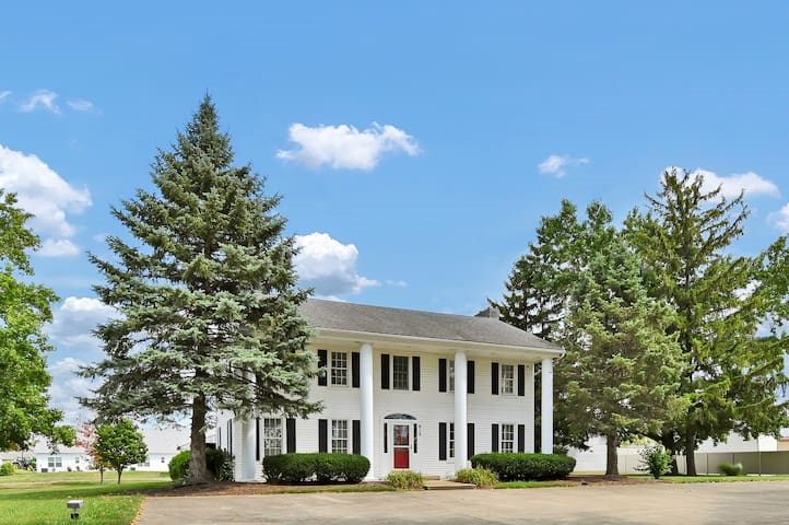 Colonial Retreat — a direct-booking site in LaGrange, OH